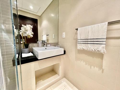 Koupelna v ubytování Luxurious Apt with stunning Marina View - Balcony