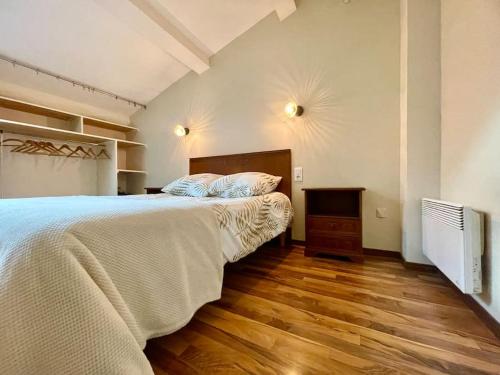 Llit o llits en una habitació de La Traverse - au pied de la Cité Médiévale - Clim et terrasse