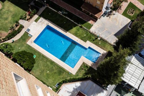 Apartamento Ronda III في فوينخيرولا: اطلالة علوية على مسبح في ساحة