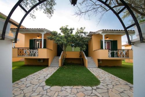 a house with an archway in front of it at Kaspy Country Houses in Lygia