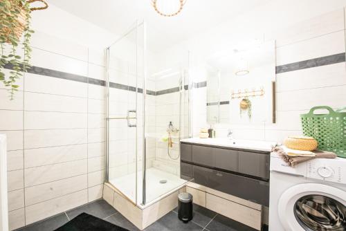 une salle de bain avec douche et machine à laver dans l'établissement Nouveau - L'Éclat - Stade Meinau, à Strasbourg