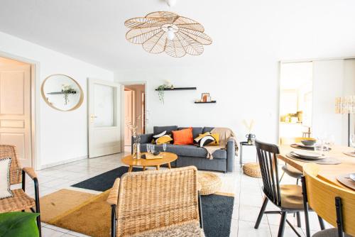 un salon avec un canapé et une table dans l'établissement Nouveau - L'Éclat - Stade Meinau, à Strasbourg