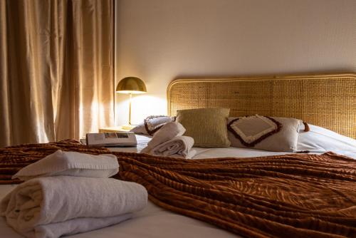 une chambre avec un lit avec des serviettes dessus dans l'établissement Nouveau - L'Éclat - Stade Meinau, à Strasbourg