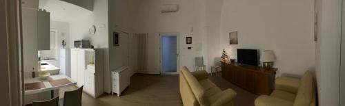 a living room with a couch and a television at Dimora Dilù in Noci