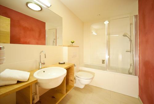 a bathroom with a sink and a toilet and a shower at Lieblingsplatz Tirolerhof in Zell am Ziller
