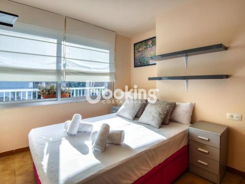 普拉加德阿罗Saromar III的一间带大床的卧室，带窗户