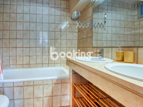 普拉加德阿罗Saromar III的配有两个水槽和一个浴缸的浴室