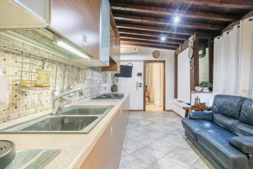 a kitchen with a couch and a large tub at Appartamento in villa con piscina 2 in Palermo