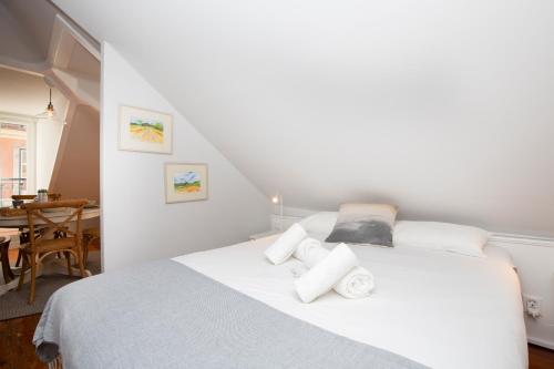 リスボンにあるLive like a local @ Casa da Esquina - Wifi & A/Cのベッドルーム1室(白いベッド1台、タオル付)