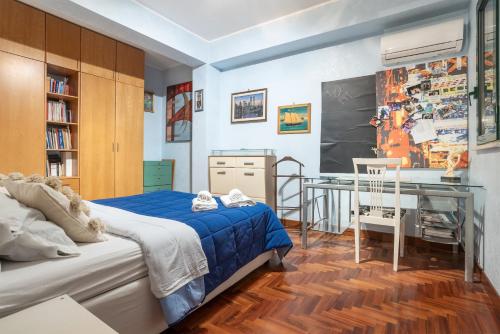 a bedroom with a bed and a desk at Appartamento in villa con piscina 2 in Palermo