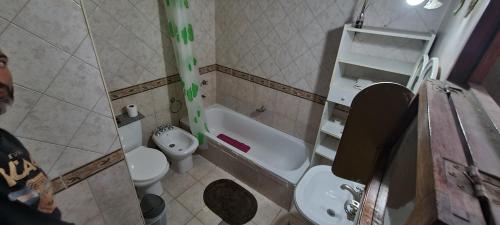 Suite Privada في ميندوزا: حمام صغير مع مرحاض ومغسلة