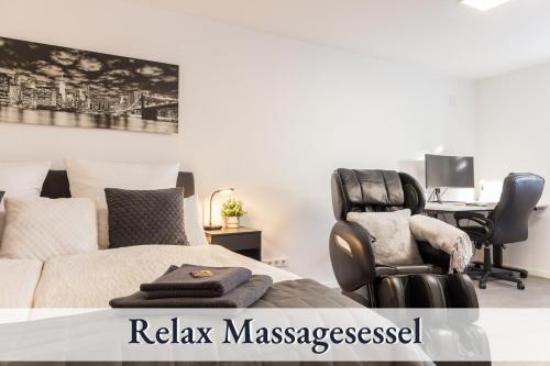 a bedroom with a bed and a desk and a chair at RelaxApartment 1 Massagesessel SmartTV Küche in Biberach an der Riß