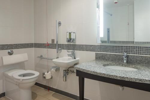 Ένα μπάνιο στο Hampton by Hilton London Waterloo