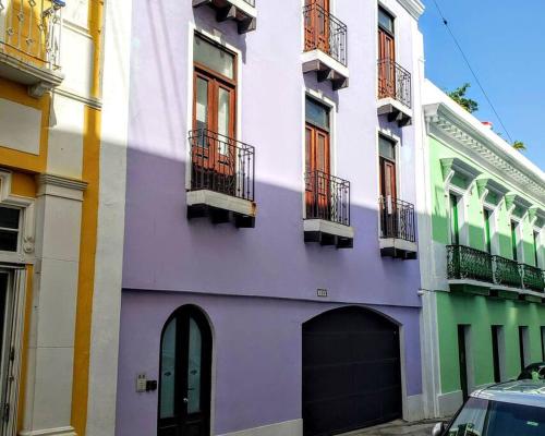 un edificio púrpura con balcones en una calle en KASA The Lofts 304 en San Juan
