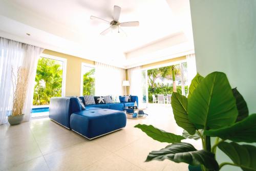 Posezení v ubytování Luxury Private Villas with Pool, Private Beach, BBQ