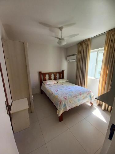 1 dormitorio con cama y ventana en Apto 1 quarto em BC, vista mar, ar condicionado split no quarto e na sala, en Balneário Camboriú