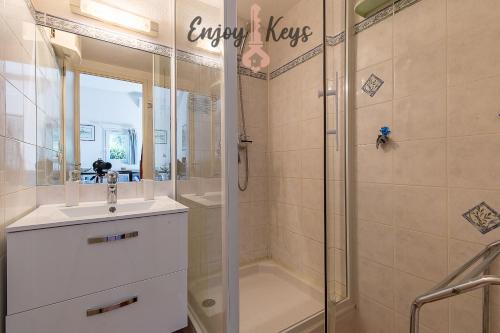 ein Badezimmer mit einer Dusche, einem Waschbecken und einer Badewanne in der Unterkunft Le Jardin des Alpilles in Eyguières