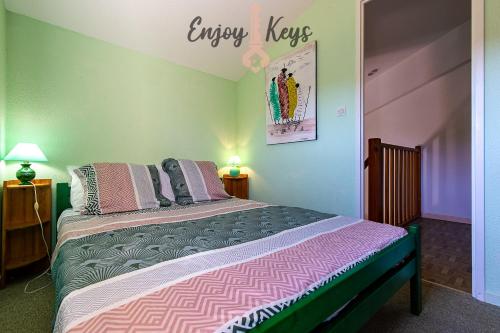 um quarto com uma cama grande e um edredão em Le Jardin des Alpilles em Eyguières
