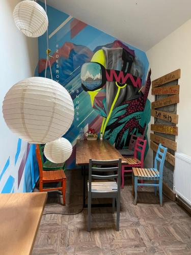 una sala da pranzo con un dipinto sul muro di Riders House New Gudauri a Gudauri