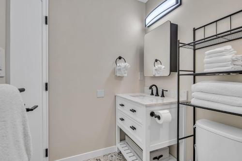 Un baño blanco con lavabo y ducha. en Tower 9 F, en Oceanside