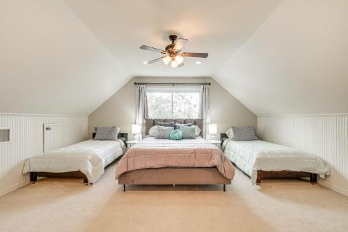 een slaapkamer met 2 bedden en een plafondventilator bij Brenham Vacation Rental Less Than 1 Mi to Downtown! in Brenham