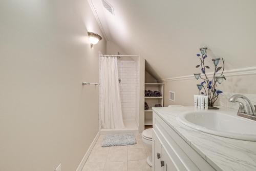 een witte badkamer met een wastafel en een toilet bij Brenham Vacation Rental Less Than 1 Mi to Downtown! in Brenham