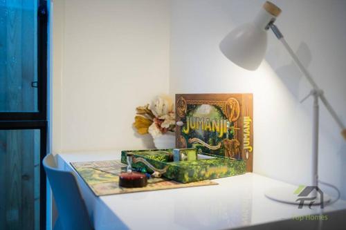 een boek op een tafel naast een lamp en een bureau met een boek bij Vivid House for your wonderful trip in Vineyard