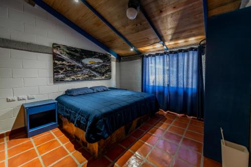 a bedroom with a bed and a desk in a room at PANWEWE III in San Antonio de las Alzanas