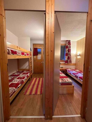 une petite pièce avec deux lits superposés dans l'établissement Appartement Courchevel les brigues, à Courchevel