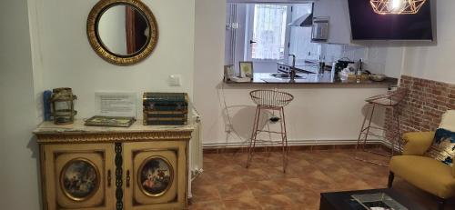 ein Wohnzimmer mit einer Theke und eine Küche in der Unterkunft Casa Santa Maria I con barbacoa in Arévalo