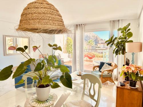 uma sala de estar com uma mesa com plantas em Can Luc Altea em Altea