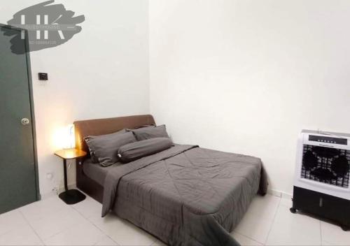 ein kleines Schlafzimmer mit einem Bett und einem TV in der Unterkunft 3 Bedroom - HK Guesthouse Jerantut Pahang in Jerantut