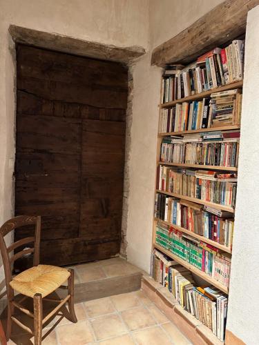 une chambre avec deux étagères remplies de livres dans l'établissement Gîte Le Mas du Colombeyras, à Espeluche