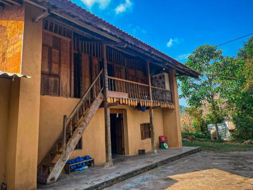 een huis met een trap ervoor bij Ly Quoc Tuan Homestay in Quản Bạ