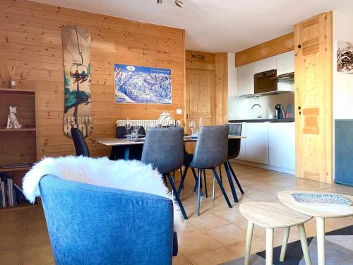 une cuisine et une salle à manger avec une table et des chaises dans l'établissement Appartement de charme au pied des pistes, centre des Gets, balcon et terrasse, 2 chambres, Wi-Fi gratuit - FR-1-623-268, aux Gets