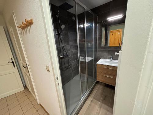 une salle de bain avec douche et lavabo dans l'établissement Appartement Convivial pour 4 Personnes avec Balcon et Parking à Châtel - FR-1-198-89, à Châtel