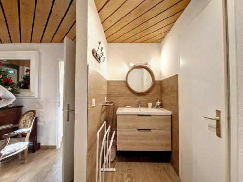 ein Bad mit einem Waschbecken und einem Spiegel in der Unterkunft Appartement La Chapelle-d'Abondance, 3 pièces, 4 personnes - FR-1-692-91 in La Chapelle-dʼAbondance