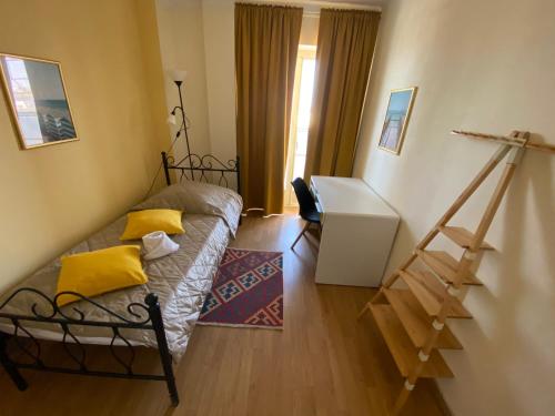 une chambre avec un lit avec des oreillers jaunes dessus dans l'établissement Chambre privative (pré de la Gare Matabiau SNCF) 2, à Toulouse