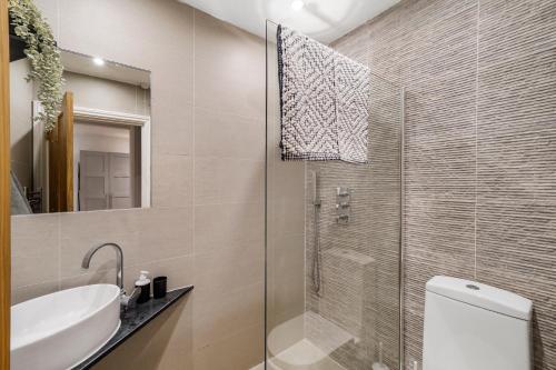 y baño con aseo, lavabo y ducha. en Classy Abode in Hackney - Garden - Sleeps 6 en Londres