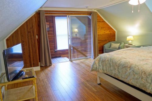 Giường trong phòng chung tại Covey Cottage