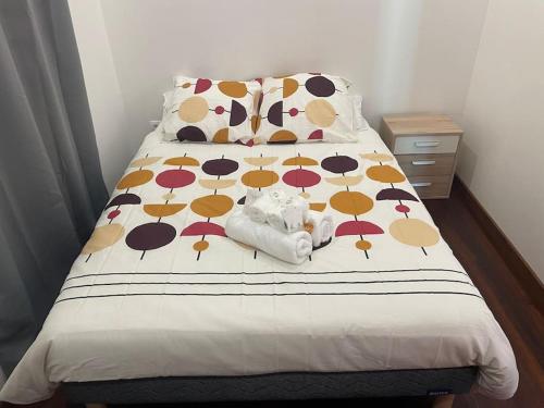 ein Bett mit einer Bettdecke und Sonnenschirmen darauf in der Unterkunft Eco Resort in Carrefour de Mana