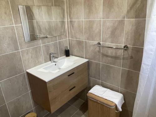uma casa de banho com um lavatório e um espelho em Eco Resort em Carrefour de Mana