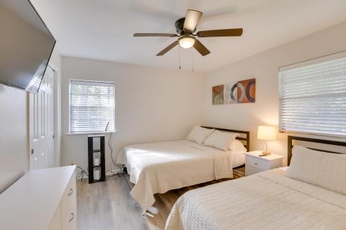 1 Schlafzimmer mit 2 Betten und einem Deckenventilator in der Unterkunft Chic Tallahassee Vacation Rental Near Universities in Tallahassee