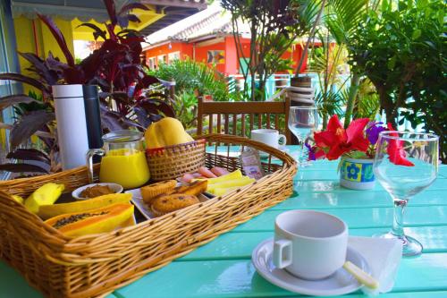 una mesa azul con una cesta de fruta y una taza en Morada Dos Ventos, en Bombinhas