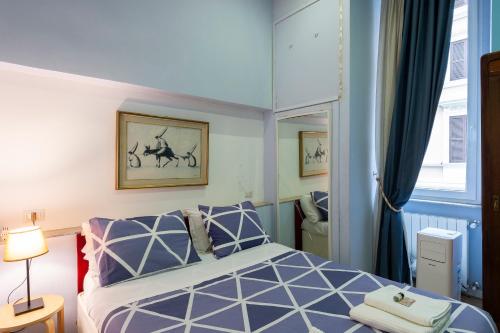 Schlafzimmer mit einem Bett und einem Fenster in der Unterkunft Luxury Three Bedrooms flat in Roma Center in Rom