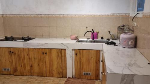 Kuchyň nebo kuchyňský kout v ubytování villa sky valley puncak