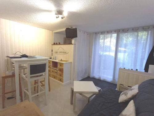 Elle comprend un petit salon doté d'un bureau et d'un ordinateur. dans l'établissement La Cabane de Dadou Lacanau, à Lacanau