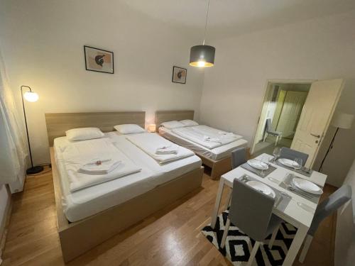 En eller flere senge i et værelse på Cozy 5-Person apartment in Vienna 2