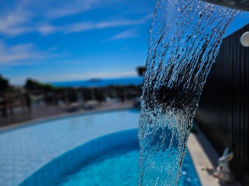 un primer plano de una fuente de agua en Bliss Hotéis Bella Vista, en Búzios