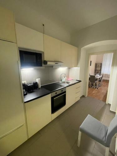 een kleine keuken met een wastafel en een fornuis bij Cozy 5-Person apartment in Vienna 2 in Wenen